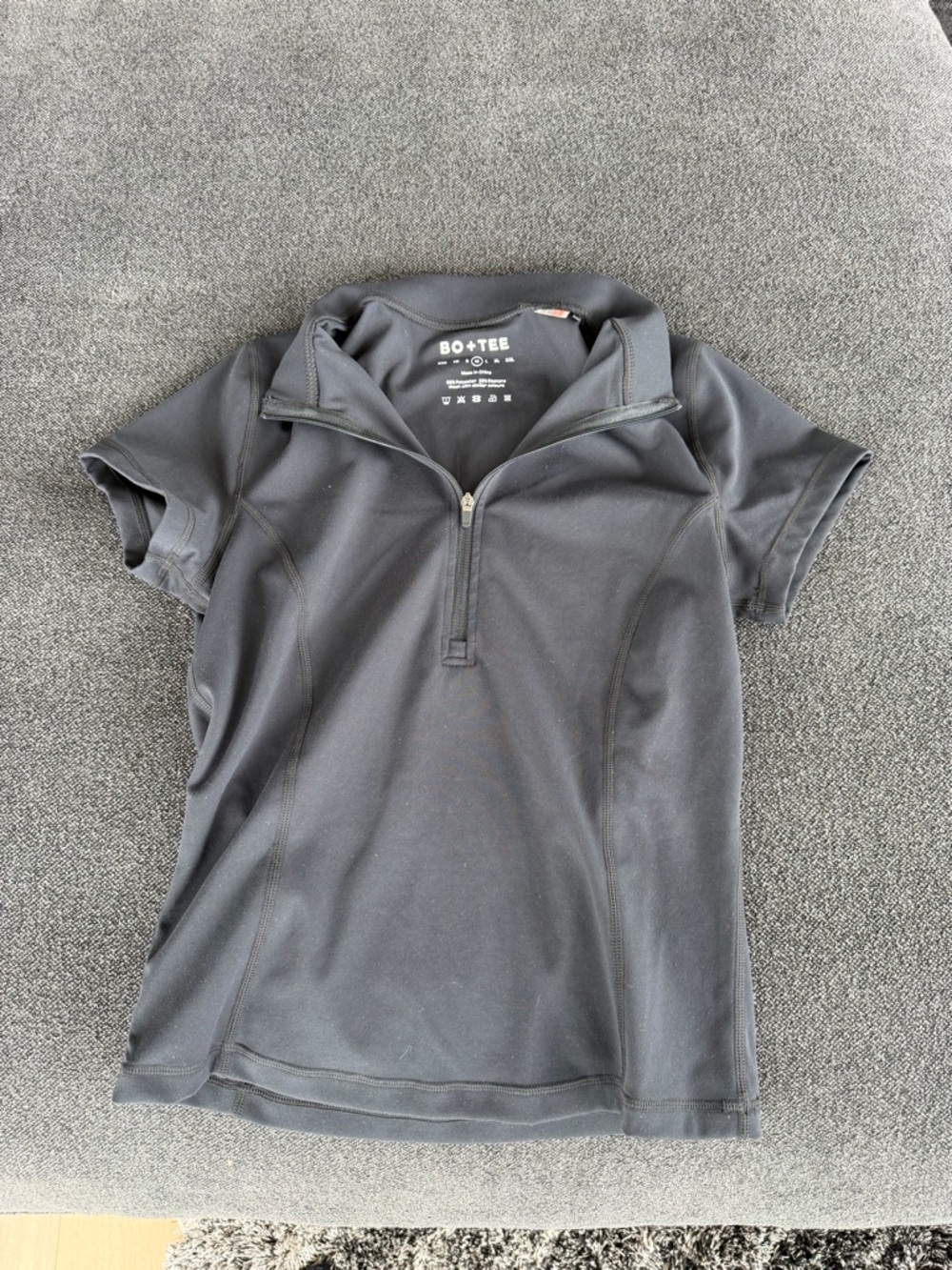 BO+TEE Women's Black Short Sleeve Zip Crop Top
